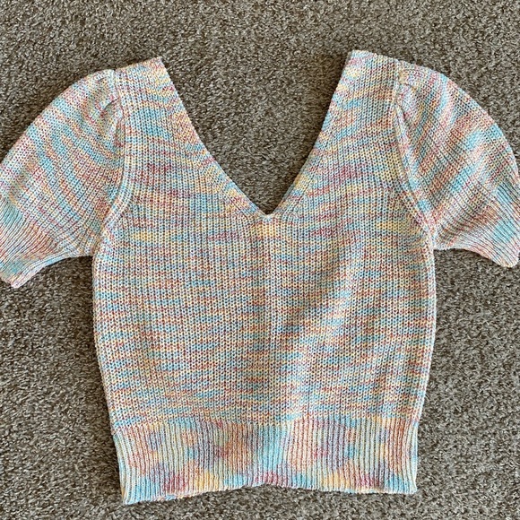 Knitted multicolored crop top with cute knot in the back - Picture 2 of 6